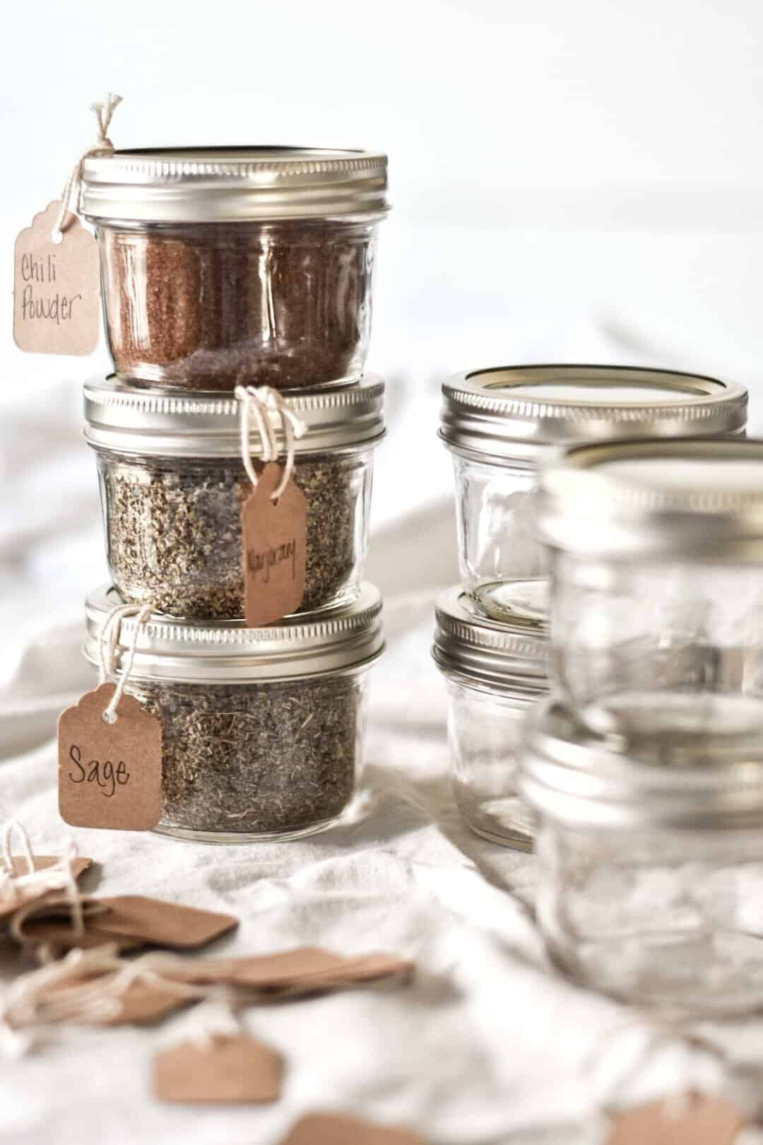 https://www.rockyhedgefarm.com/wp-content/uploads/2019/07/kitchen-tips-mason-jar-spice-amp-herb-storage.jpg