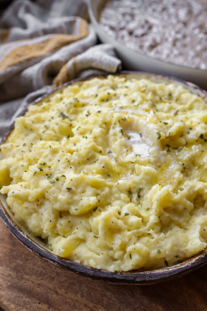 Fluffy buttery mashed potatoes with sour cream — a classic comfort food side dish for family gatherings and holiday tables.
